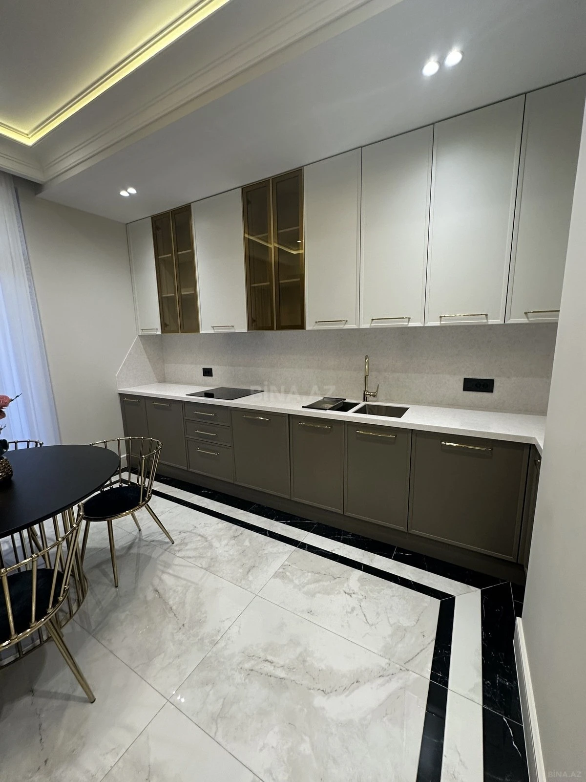 Satılır 4 otaqlı mənzil 140 m²