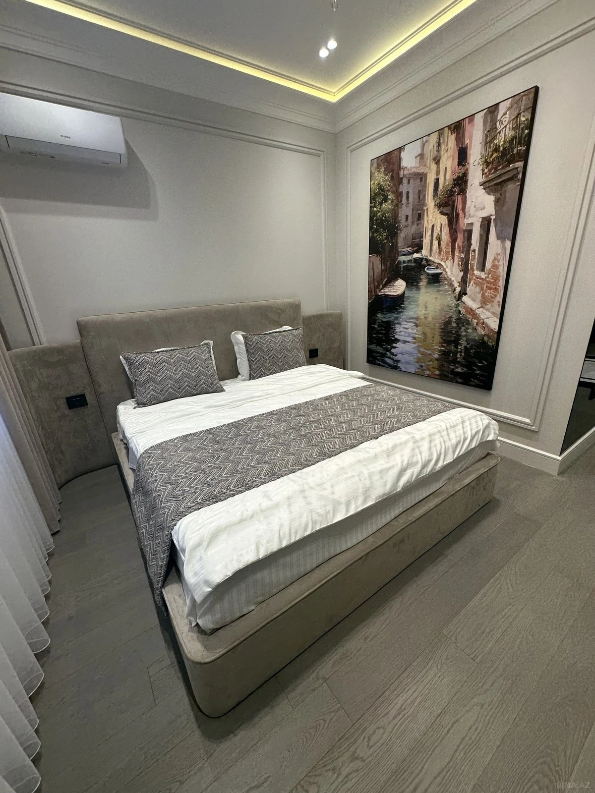 Satılır 4 otaqlı mənzil 140 m²