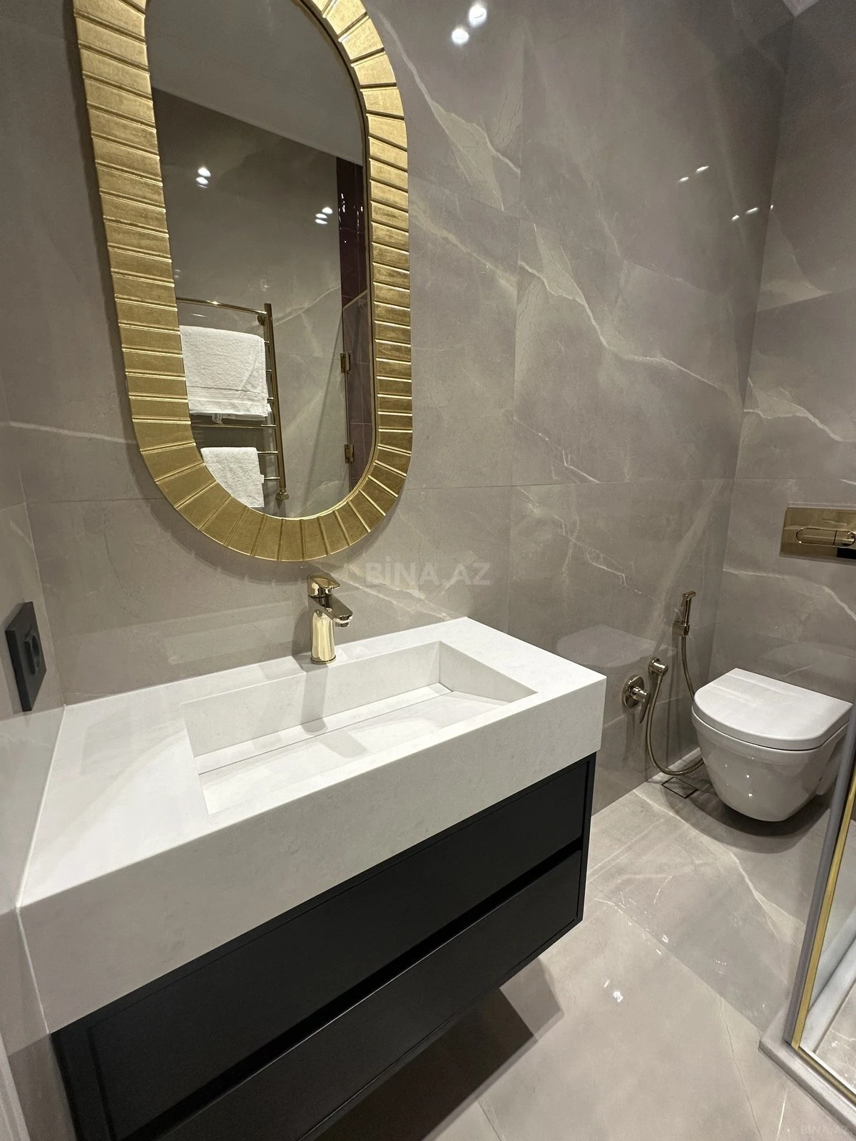 Satılır 4 otaqlı mənzil 140 m²