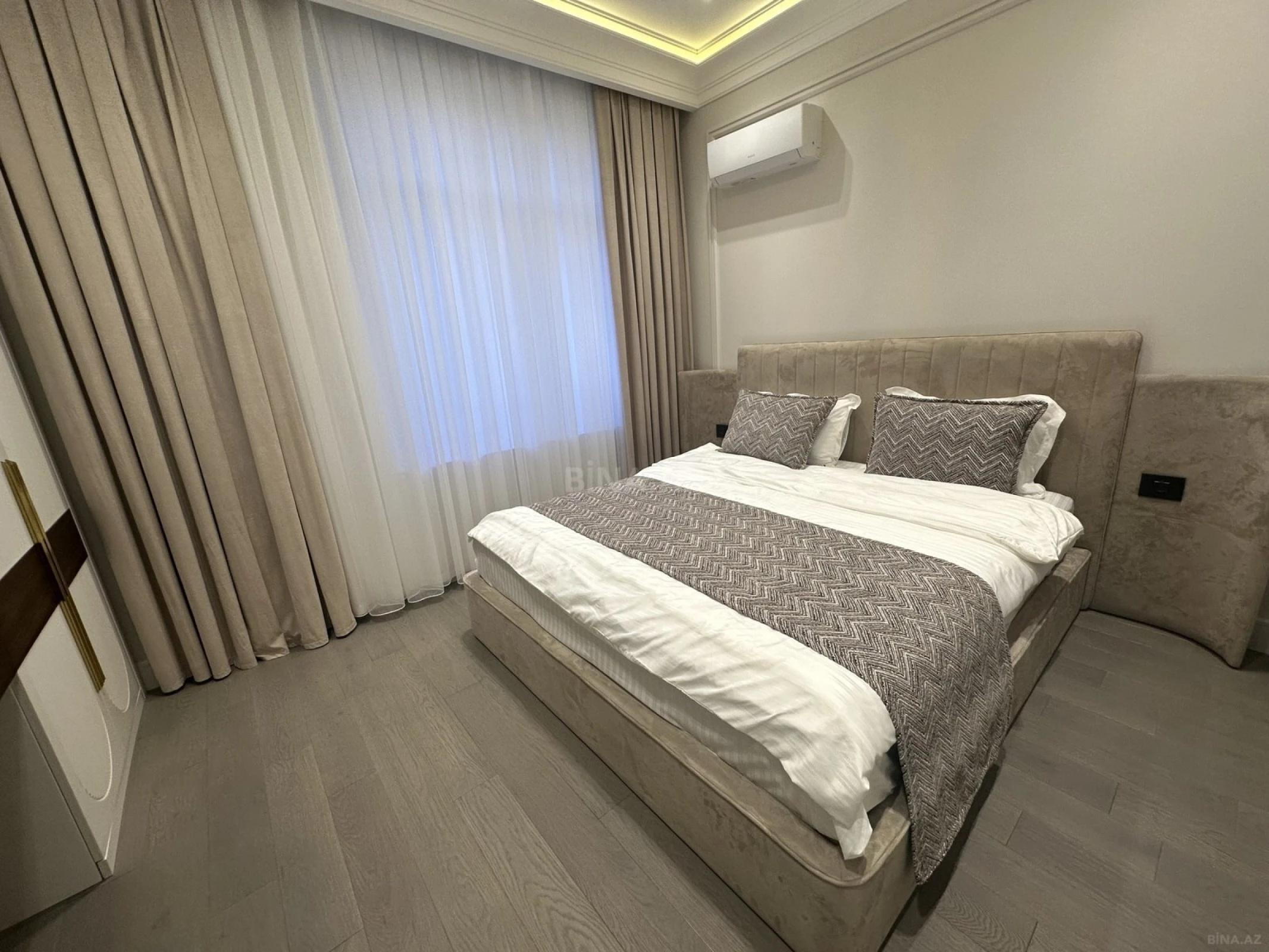 Satılır 4 otaqlı mənzil 140 m²