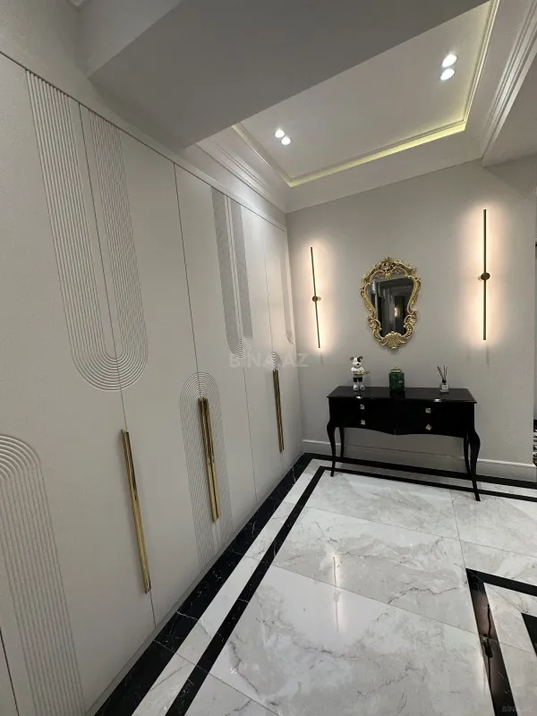 Satılır 4 otaqlı mənzil 140 m²