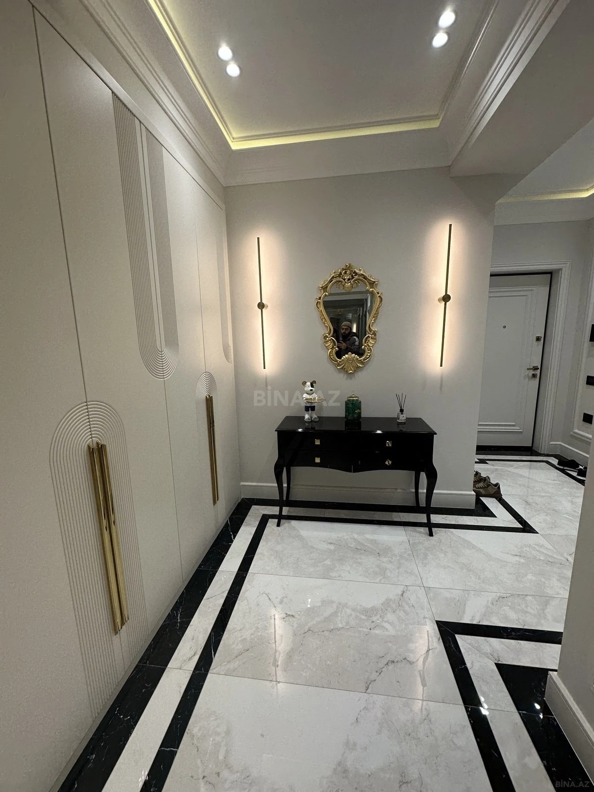 Satılır 4 otaqlı mənzil 140 m²