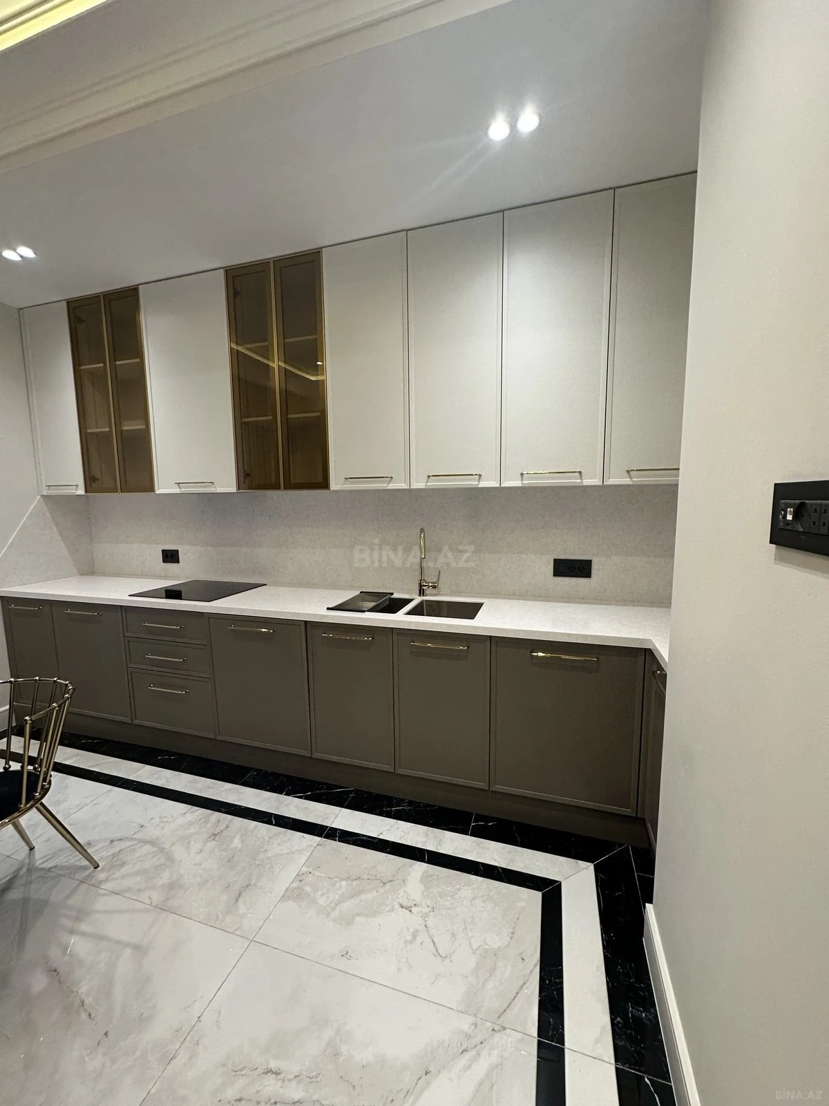 Satılır 4 otaqlı mənzil 140 m²