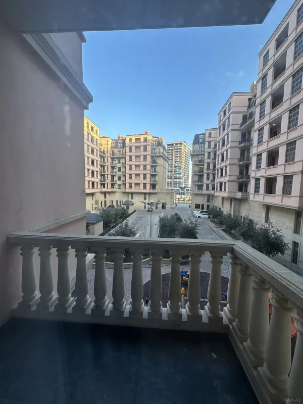 Satılır 4 otaqlı mənzil 140 m²