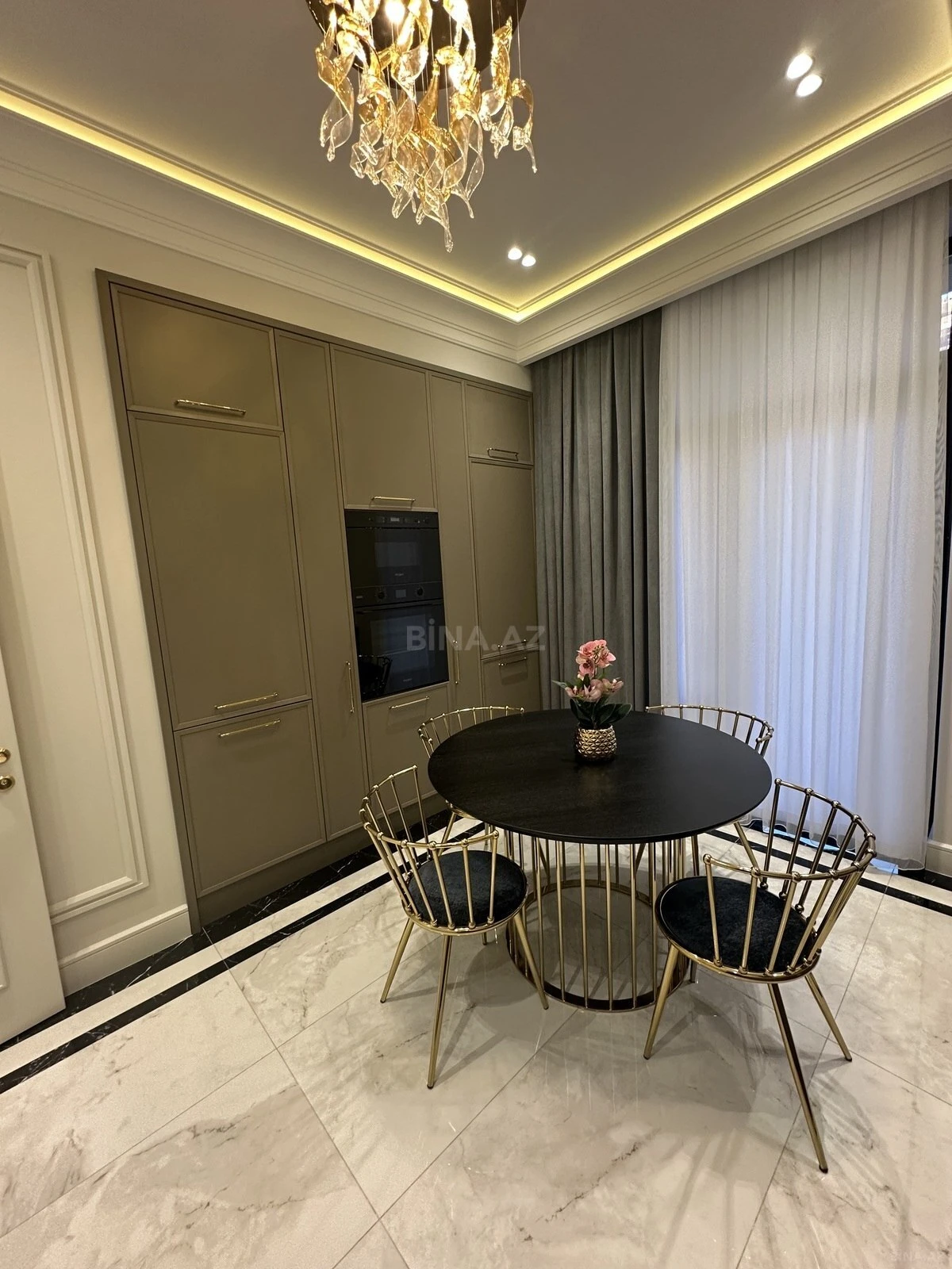 Satılır 4 otaqlı mənzil 140 m²