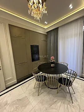 Satılır 4 otaqlı mənzil 140 m²