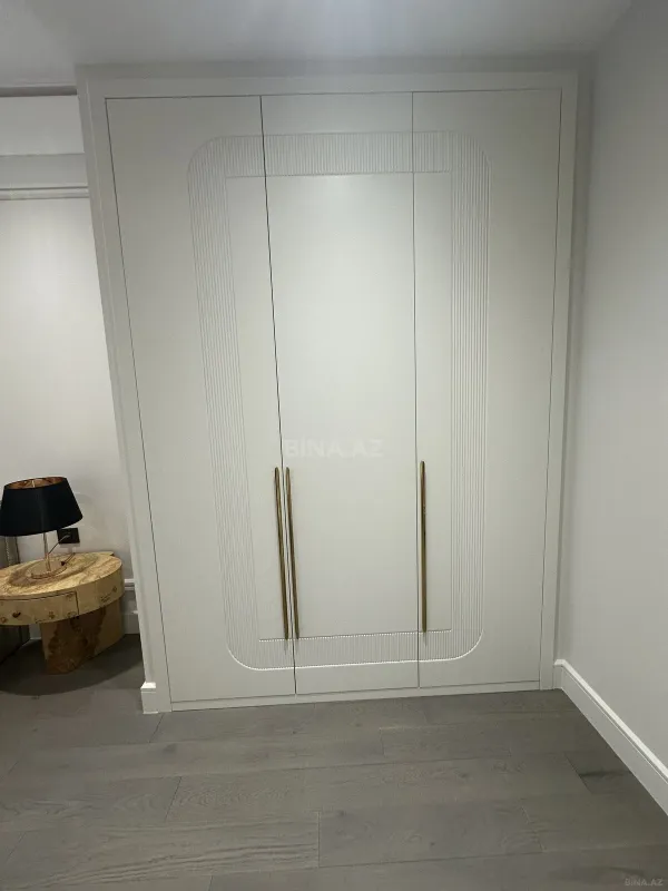 Satılır 4 otaqlı mənzil 140 m²