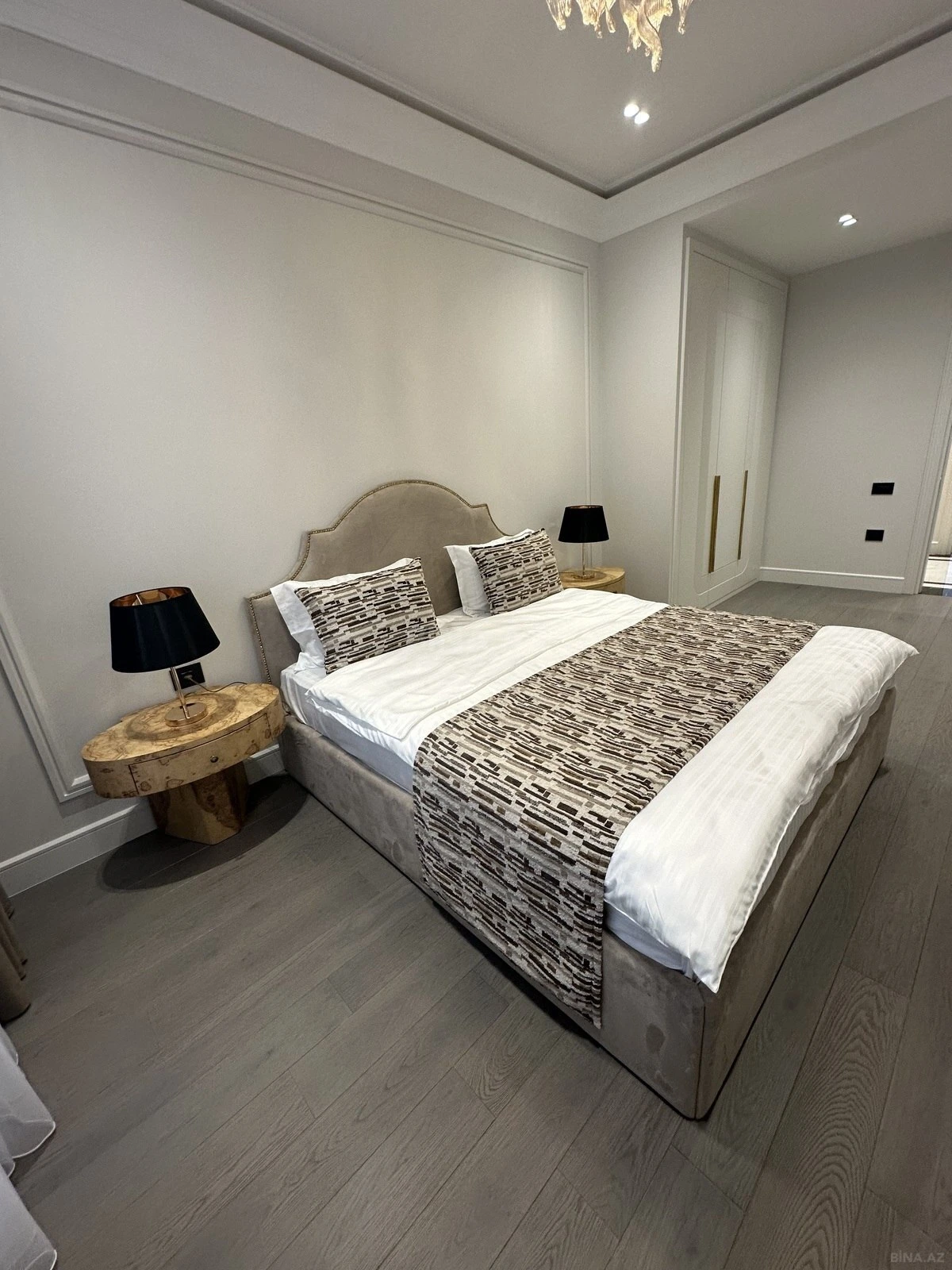 Satılır 4 otaqlı mənzil 140 m²