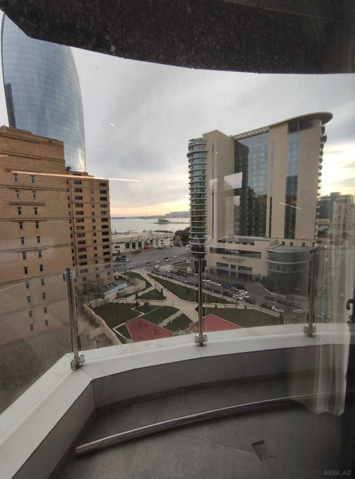 Satılır 3 otaqlı mənzil 134.5 m²