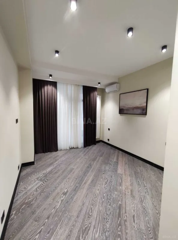 Satılır 3 otaqlı mənzil 134.5 m²