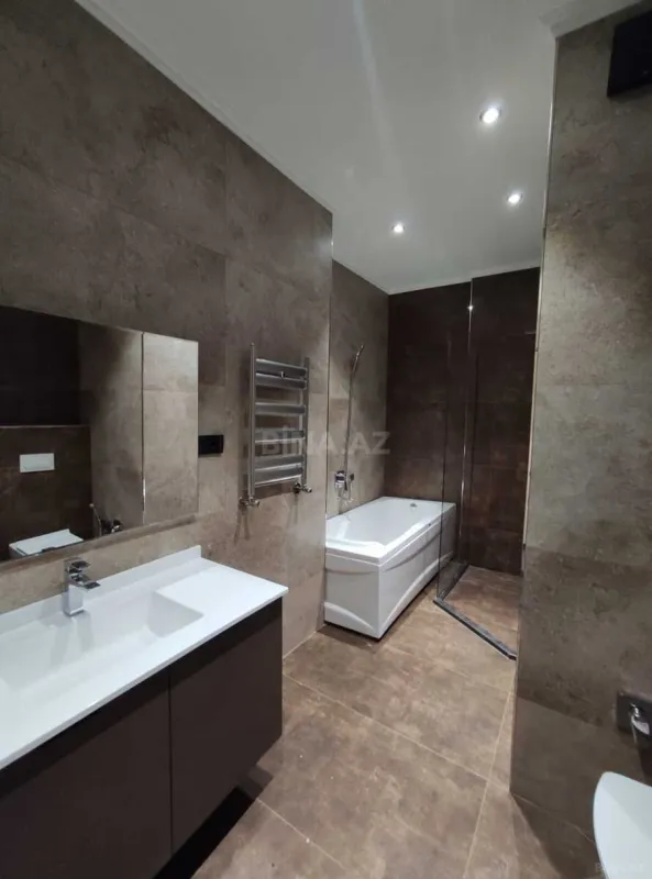 Satılır 3 otaqlı mənzil 134.5 m²