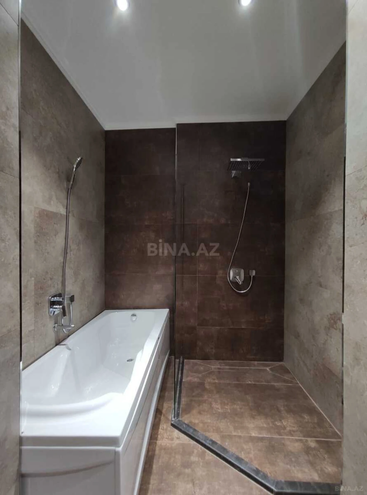 Satılır 3 otaqlı mənzil 134.5 m²