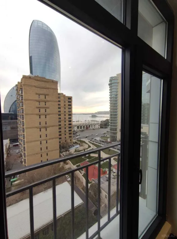 Satılır 3 otaqlı mənzil 134.5 m²