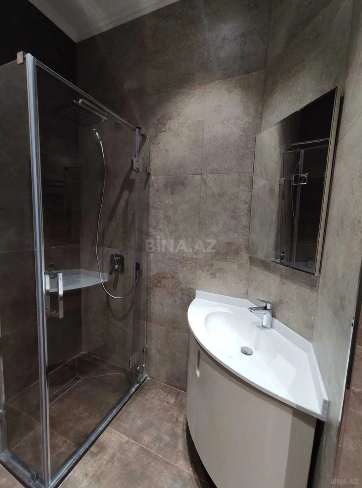 Satılır 3 otaqlı mənzil 134.5 m²