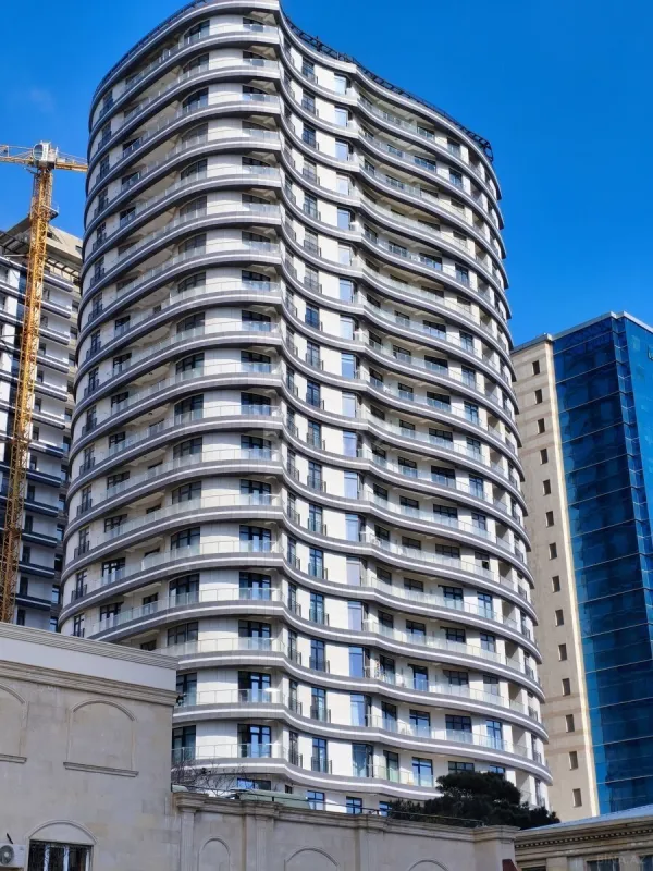 Satılır 3 otaqlı mənzil 134.5 m²