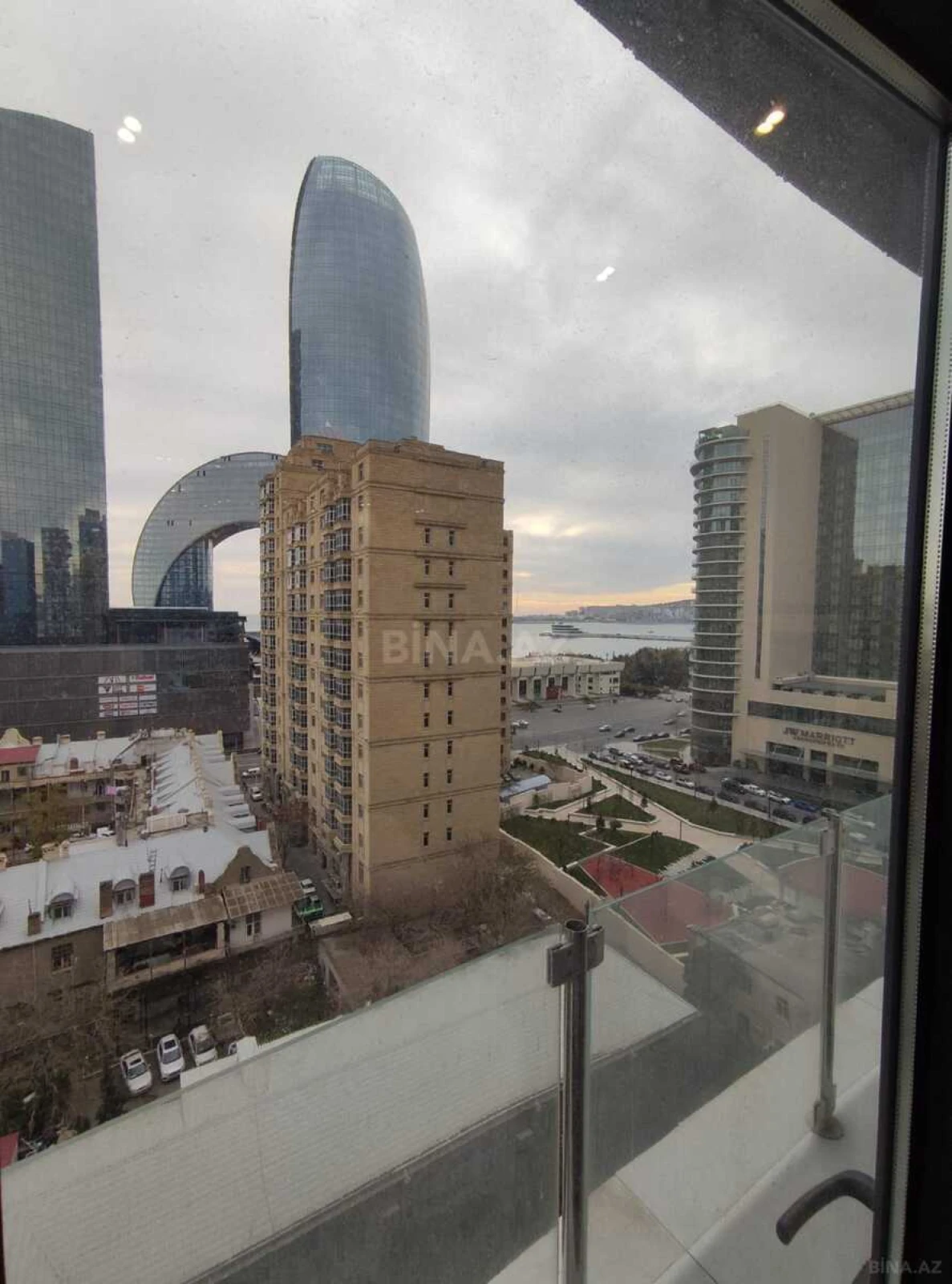 Satılır 2 otaqlı mənzil 81.4 m²