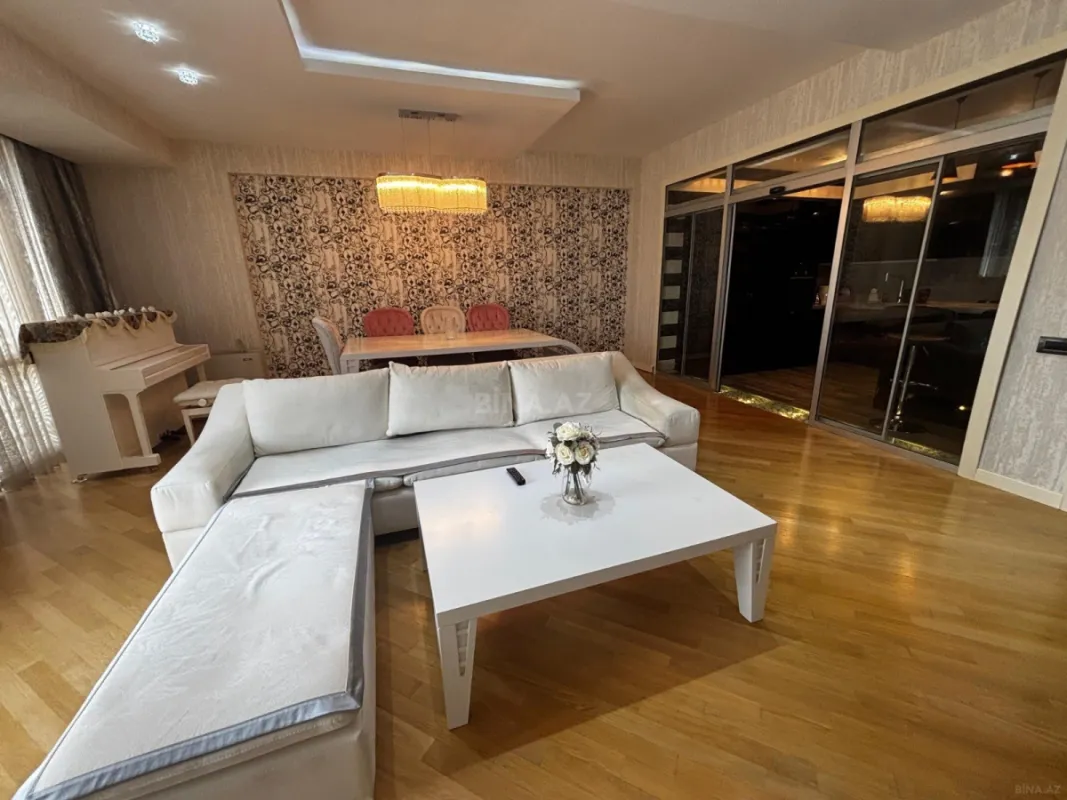 Kirayə verilir 4 otaqlı mənzil 166 m²
