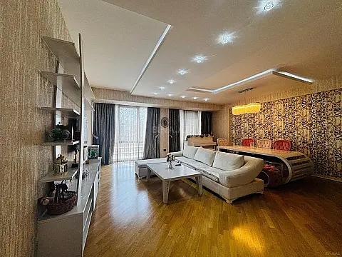 Kirayə verilir 4 otaqlı mənzil 166 m²