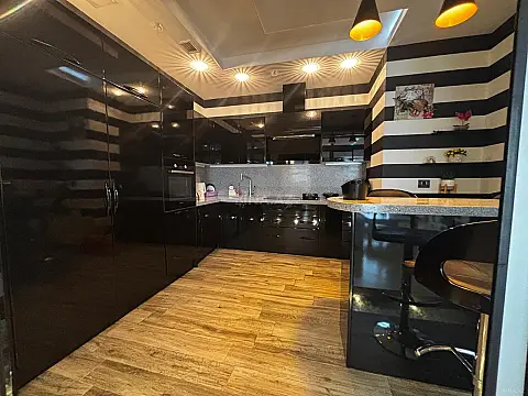 Kirayə verilir 4 otaqlı mənzil 166 m²