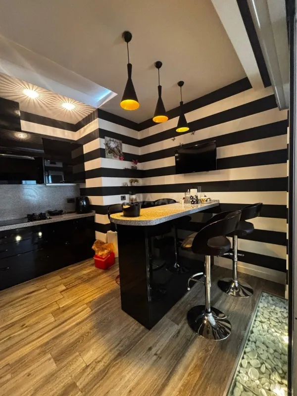 Kirayə verilir 4 otaqlı mənzil 166 m²