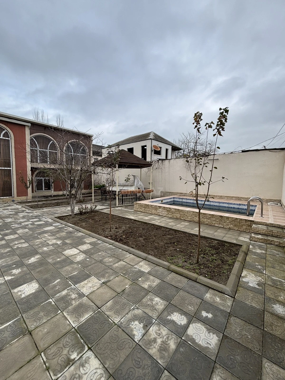 Satılır 5 otaqlı həyət evi 160 m²