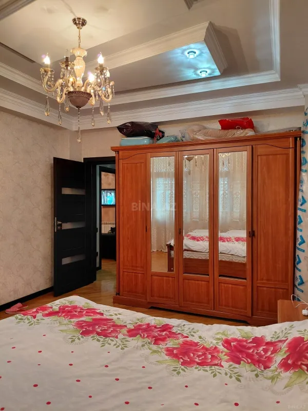 Satılır 5 otaqlı mənzil 138 m²