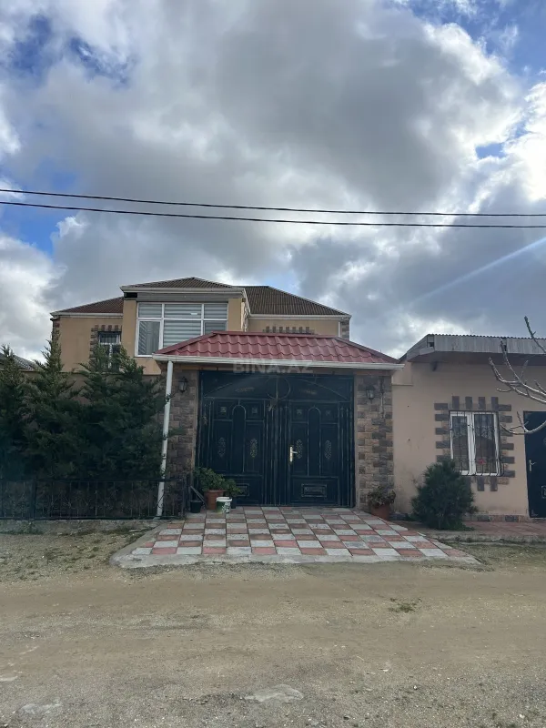 Satılır 6 otaqlı həyət evi 200 m²