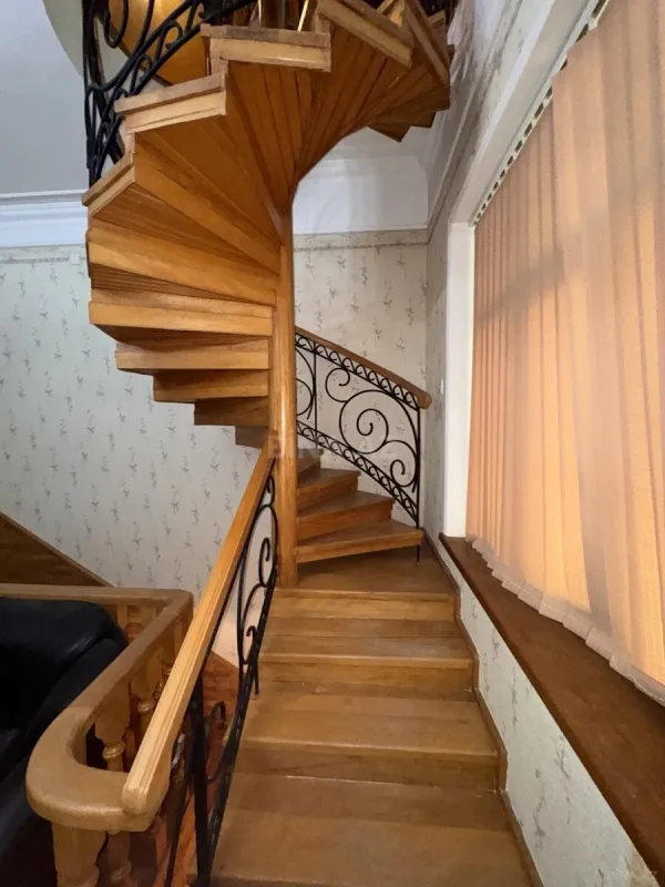 Satılır 9 otaqlı həyət evi 230 m²