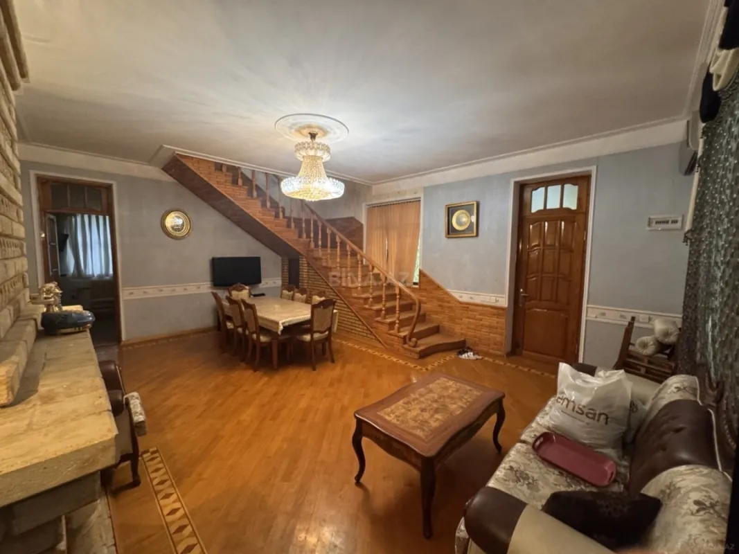 Satılır 9 otaqlı həyət evi 230 m²