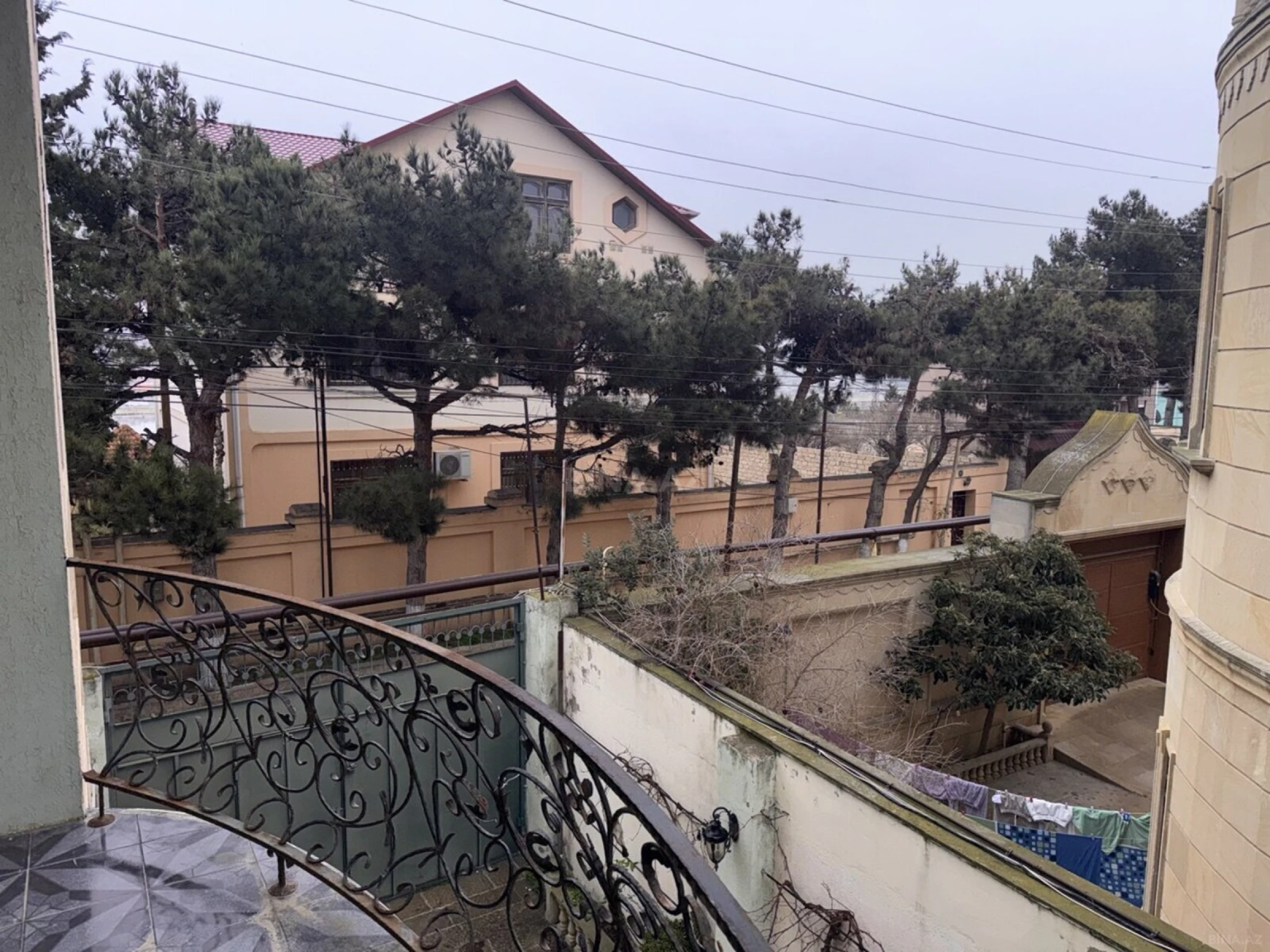 Satılır 9 otaqlı həyət evi 230 m²