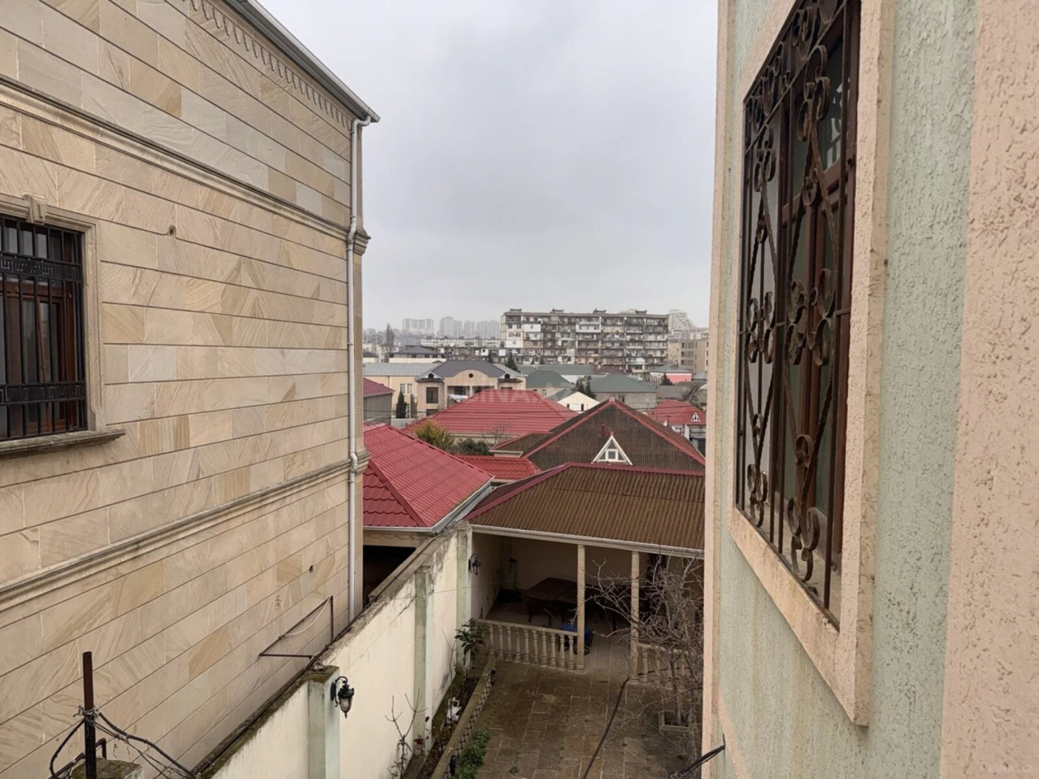 Satılır 9 otaqlı həyət evi 230 m²