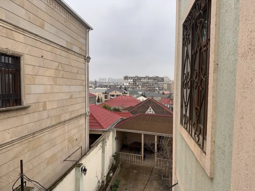 Satılır 9 otaqlı həyət evi 230 m²
