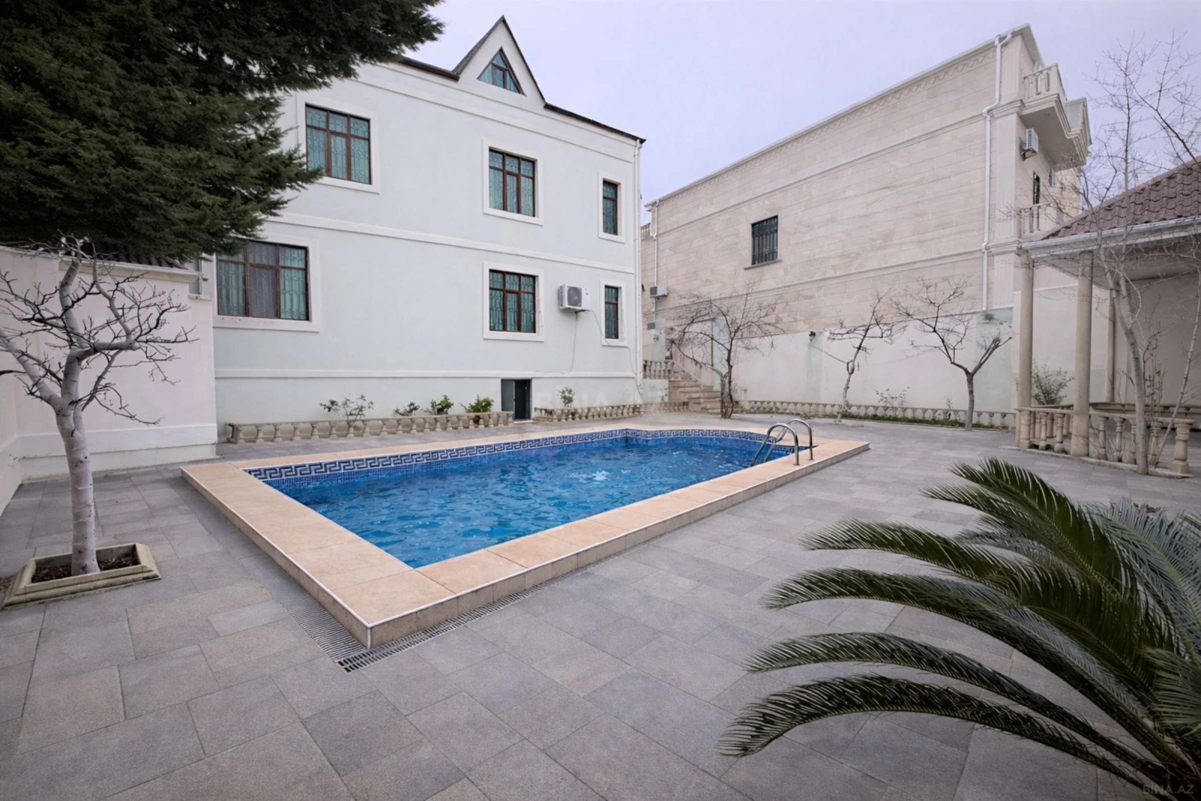 Satılır 9 otaqlı həyət evi 230 m²