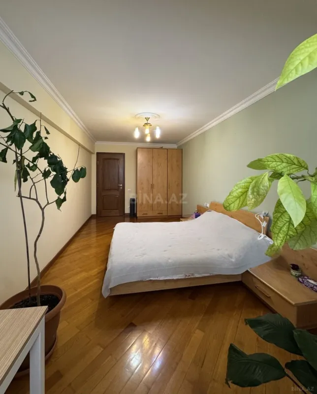 Satılır 4 otaqlı mənzil 144 m²