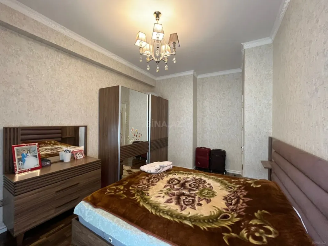 Satılır 4 otaqlı mənzil 135 m²