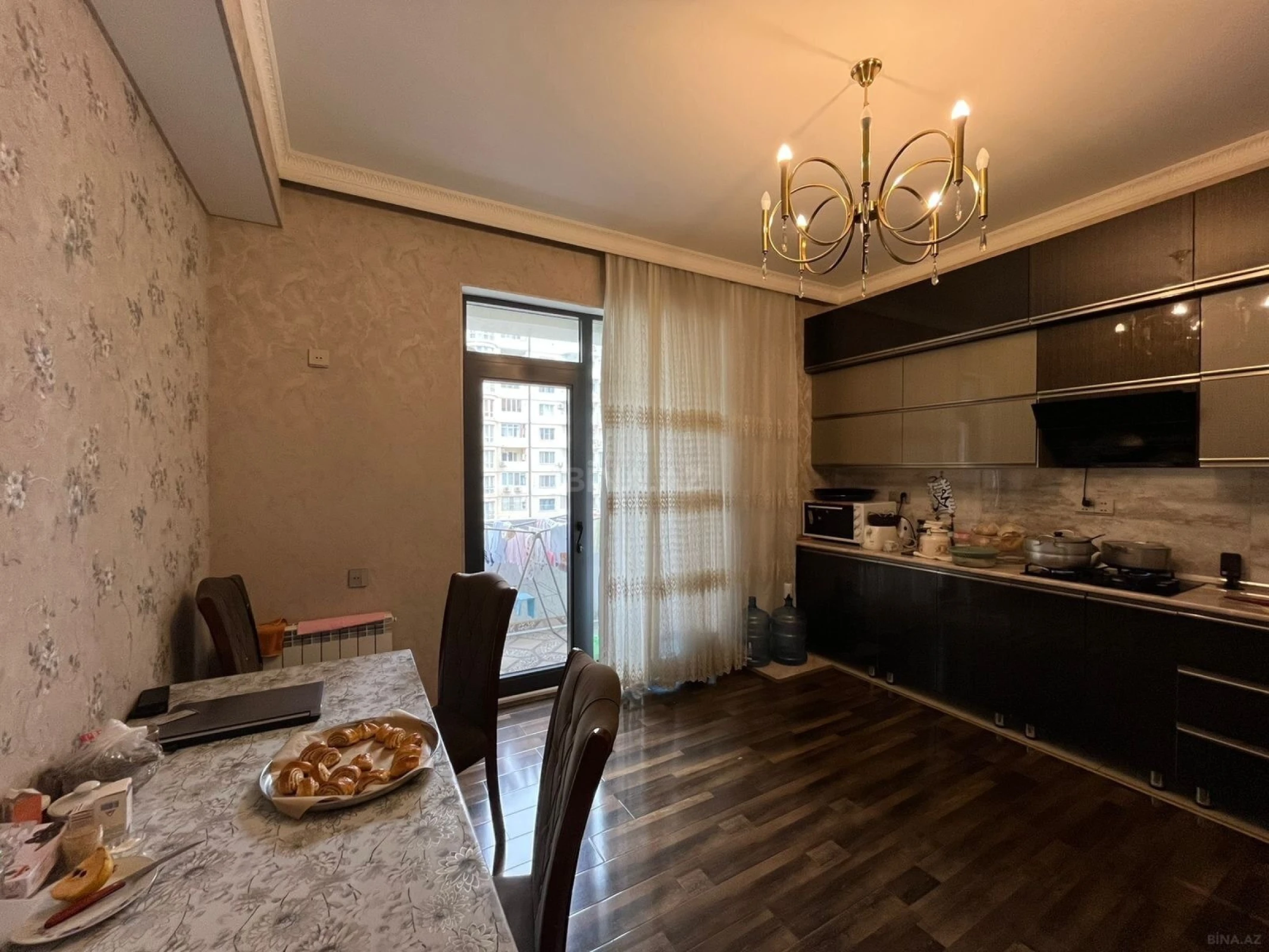 Satılır 4 otaqlı mənzil 135 m²