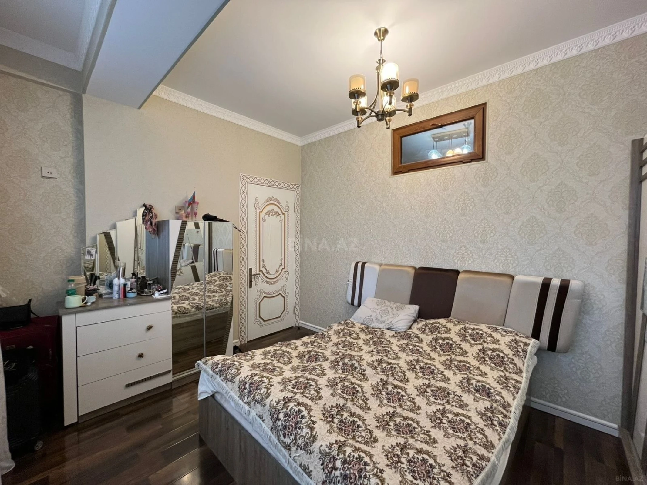 Satılır 4 otaqlı mənzil 135 m²