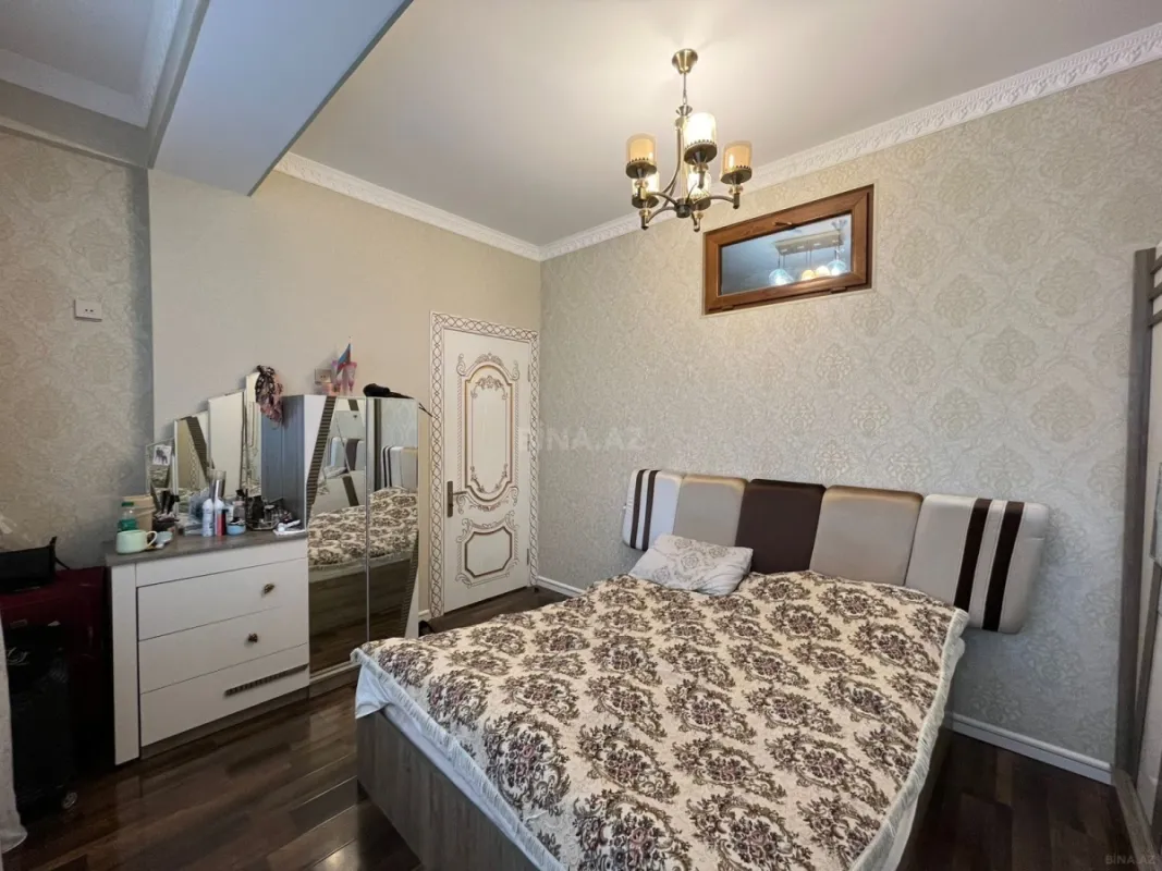 Satılır 4 otaqlı mənzil 135 m²