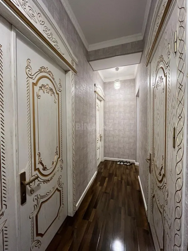 Satılır 4 otaqlı mənzil 135 m²