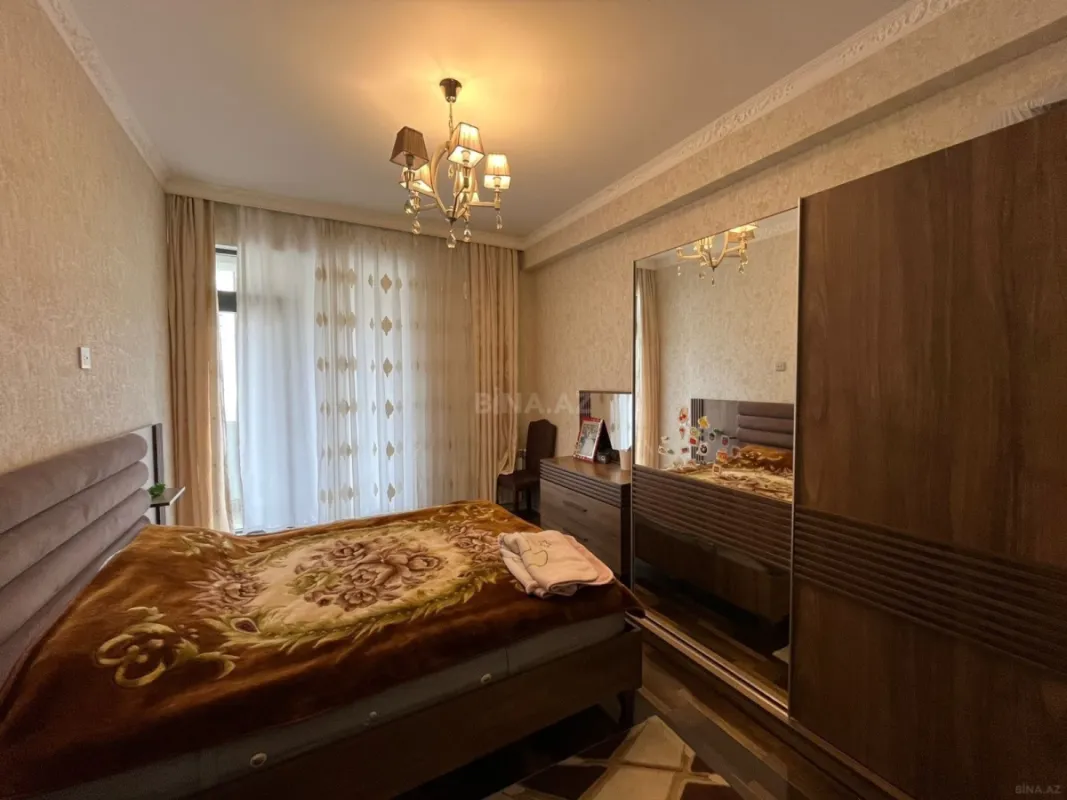 Satılır 4 otaqlı mənzil 135 m²