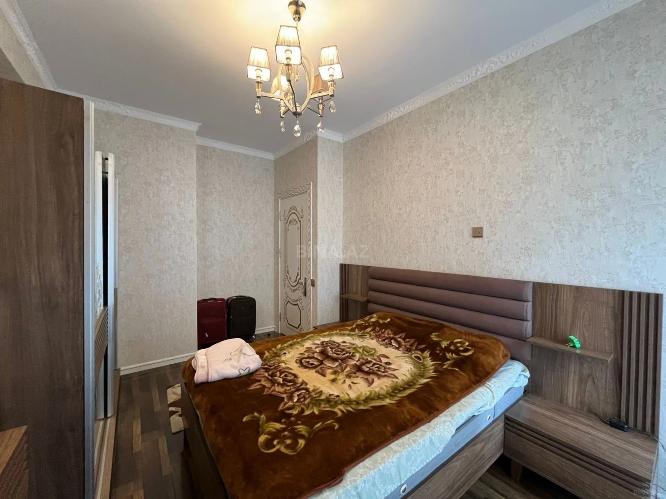 Satılır 4 otaqlı mənzil 135 m²