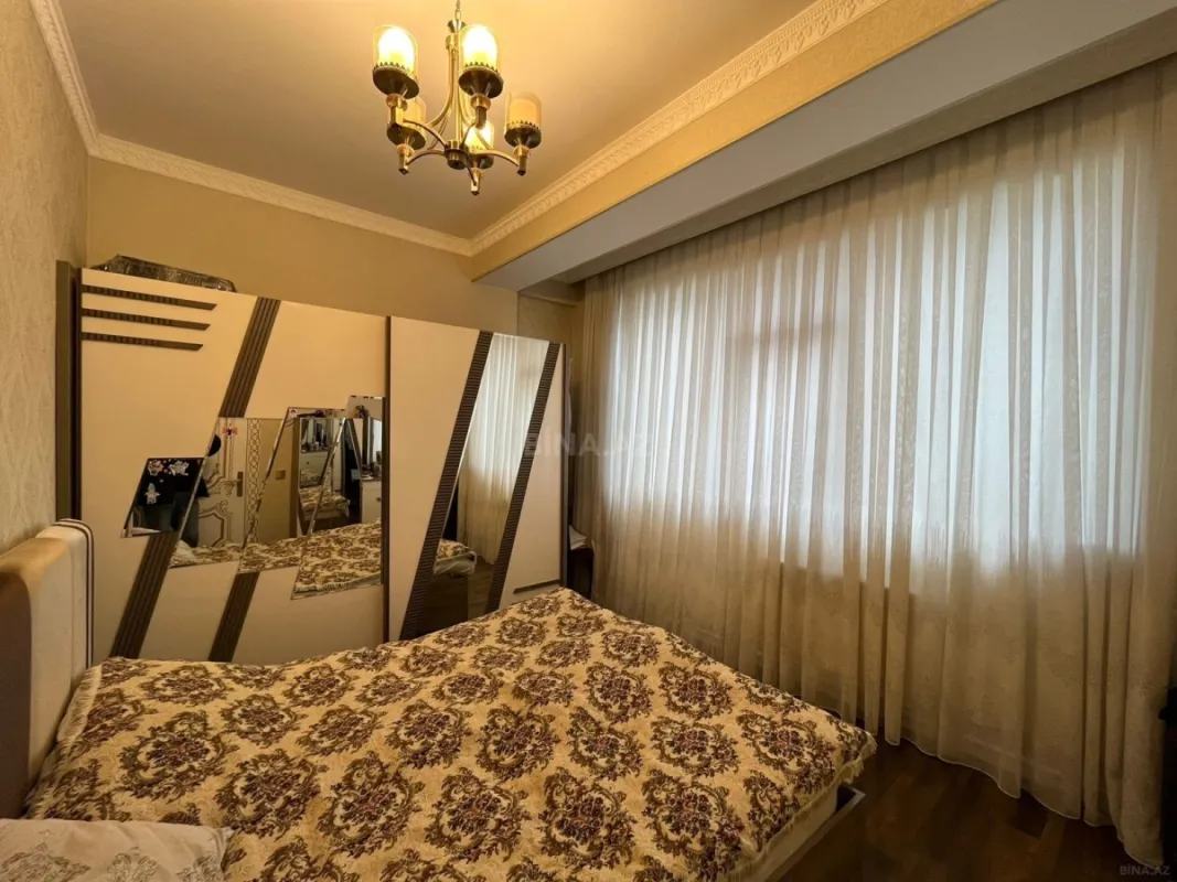 Satılır 4 otaqlı mənzil 135 m²