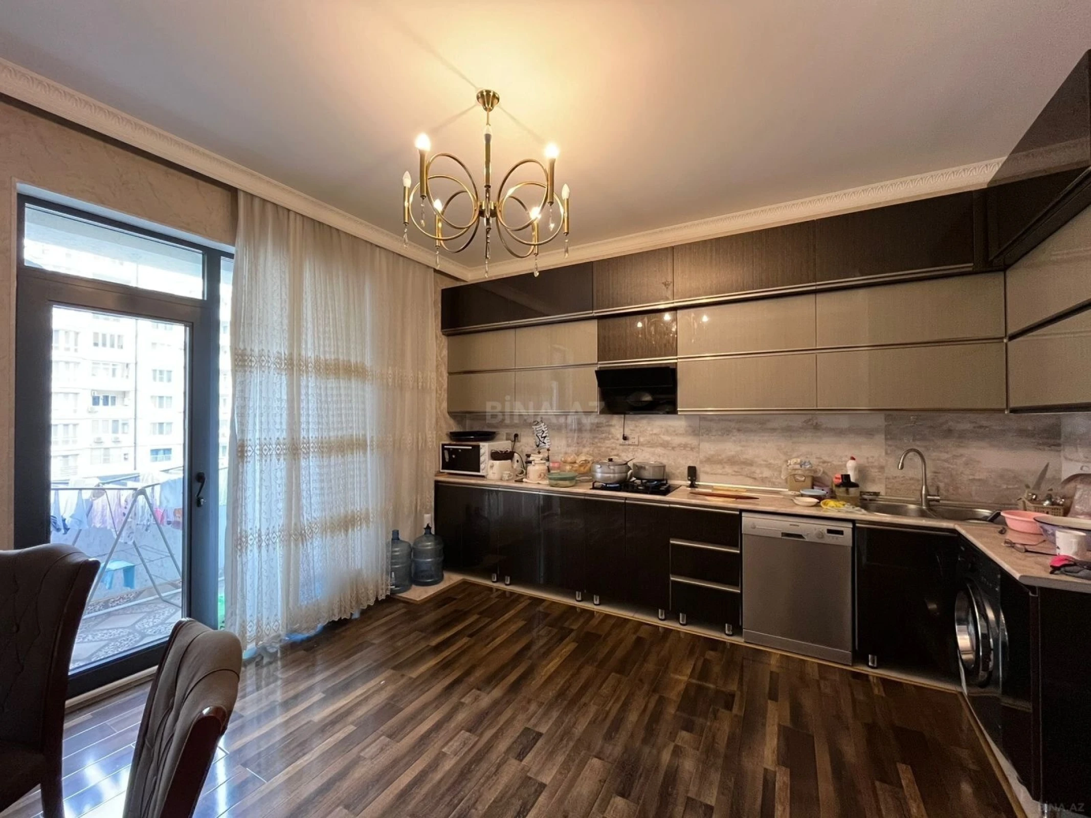 Satılır 4 otaqlı mənzil 135 m²