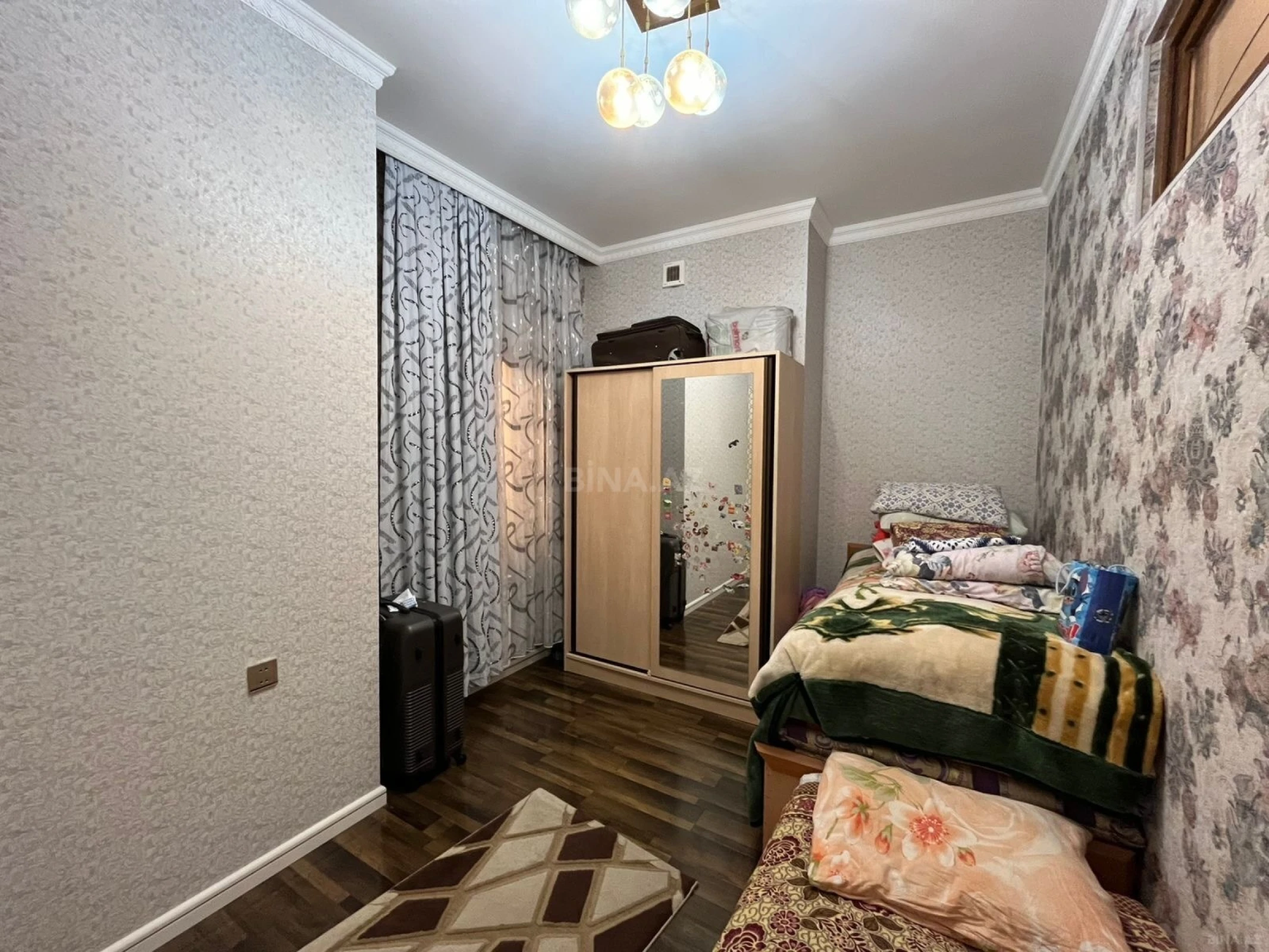 Satılır 4 otaqlı mənzil 135 m²