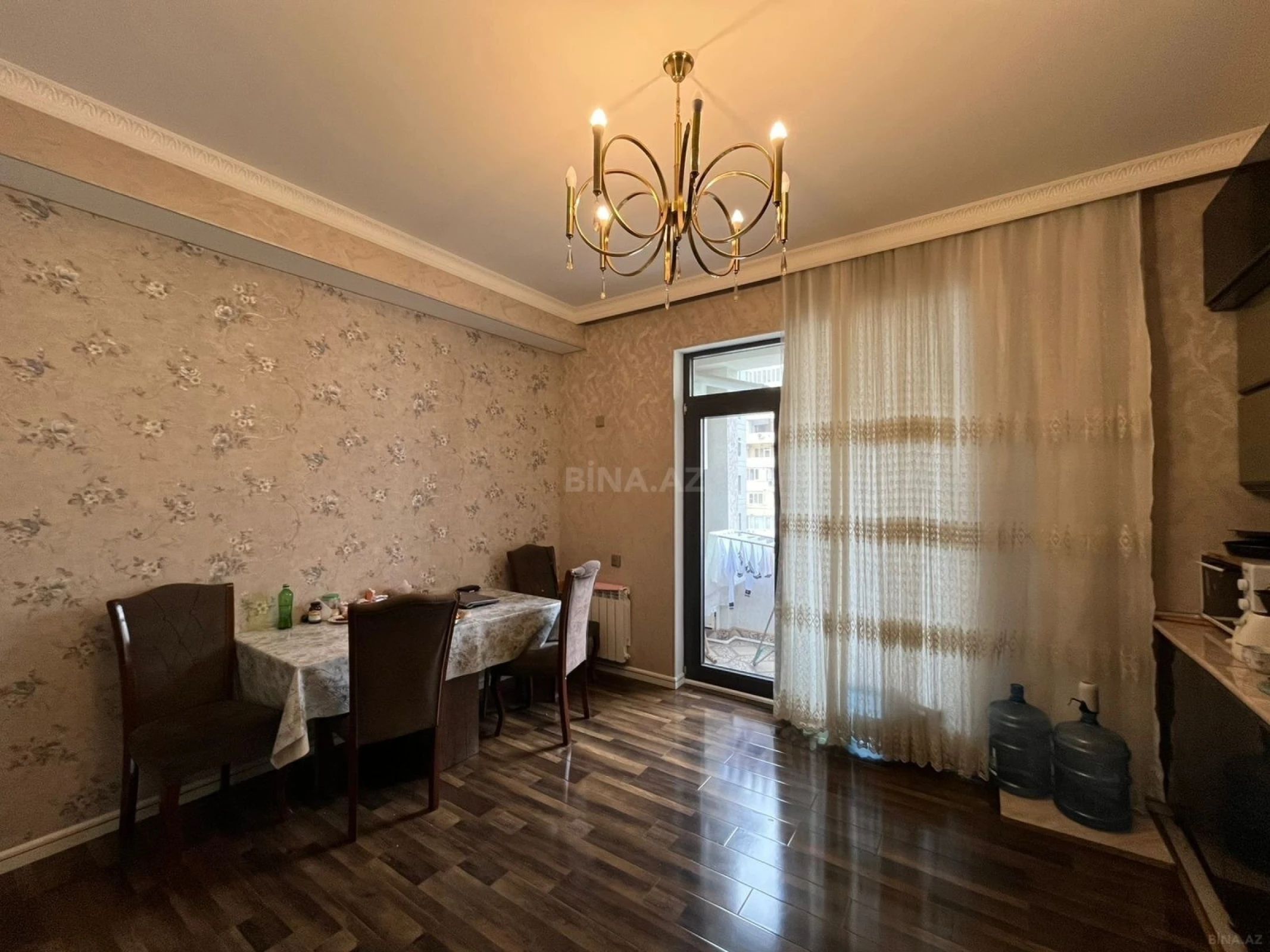 Satılır 4 otaqlı mənzil 135 m²
