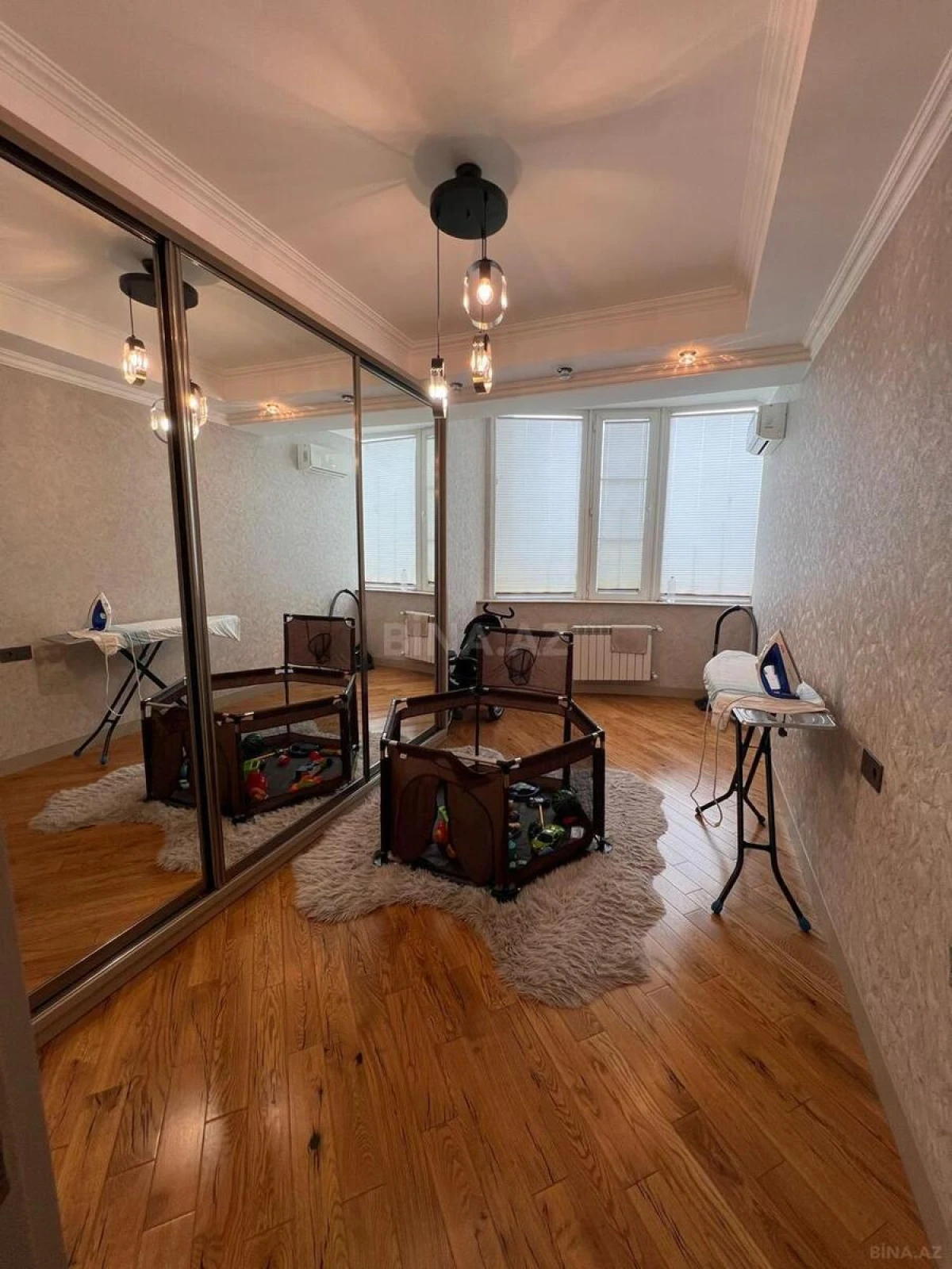 Satılır 4 otaqlı mənzil 195 m²