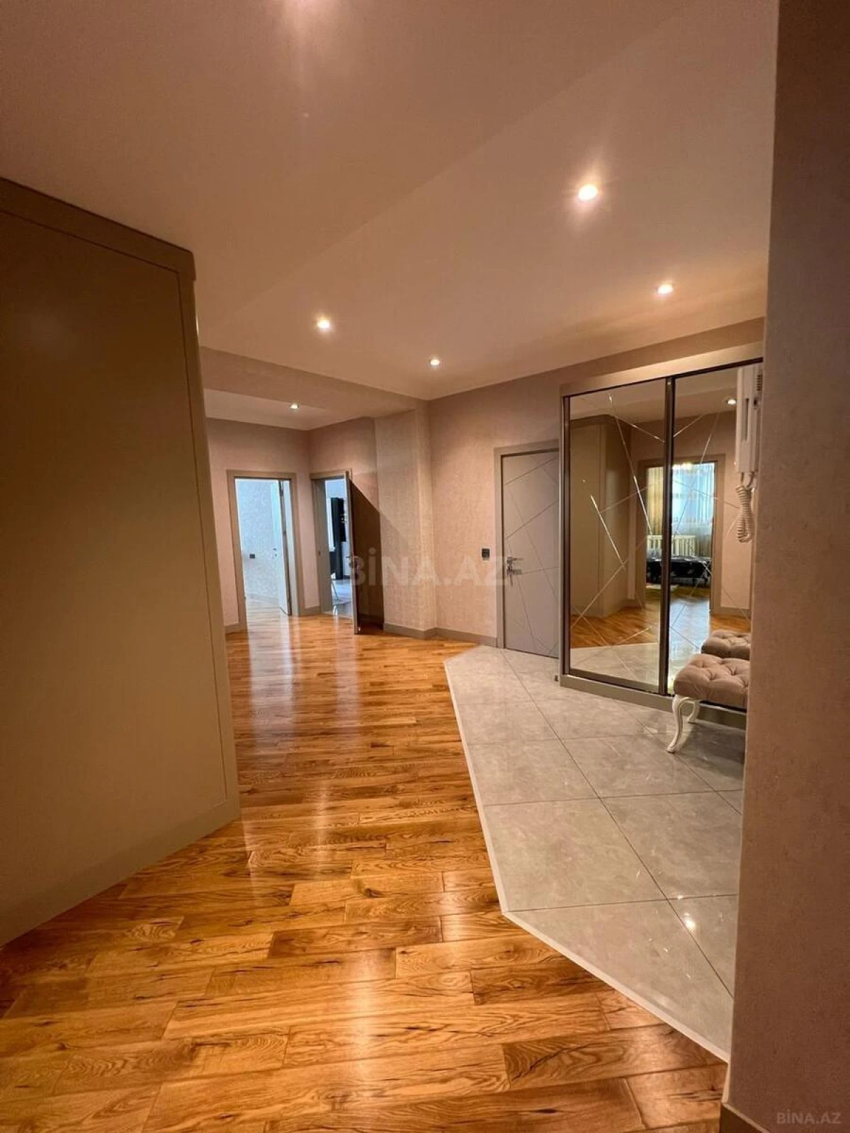 Satılır 4 otaqlı mənzil 195 m²