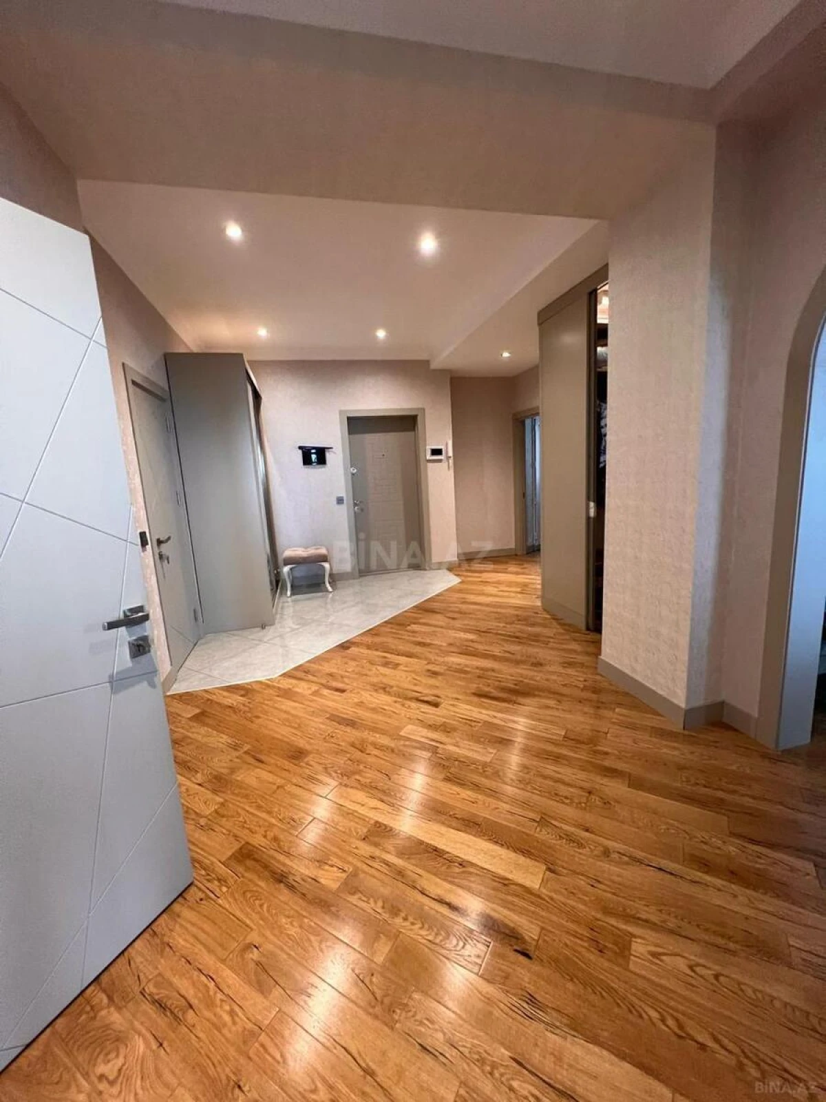 Satılır 4 otaqlı mənzil 195 m²