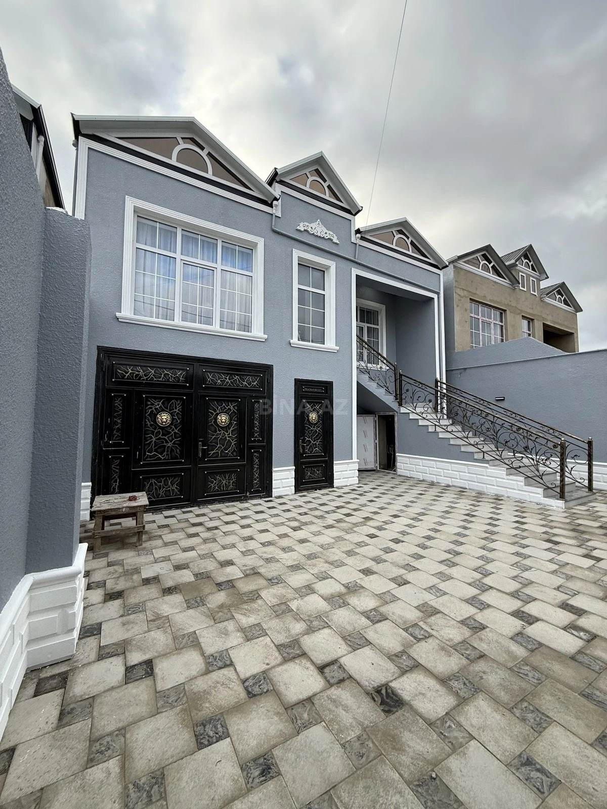 Satılır 8 otaqlı həyət evi 200 m²