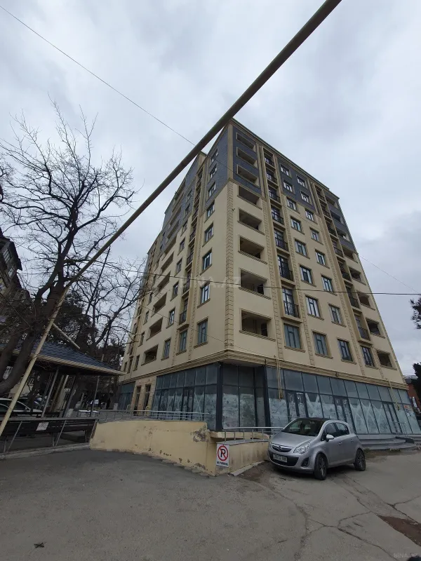 Satılır 4 otaqlı mənzil 131 m²